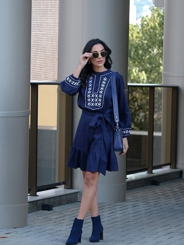 Vestido Azul com Bordado Étnico
